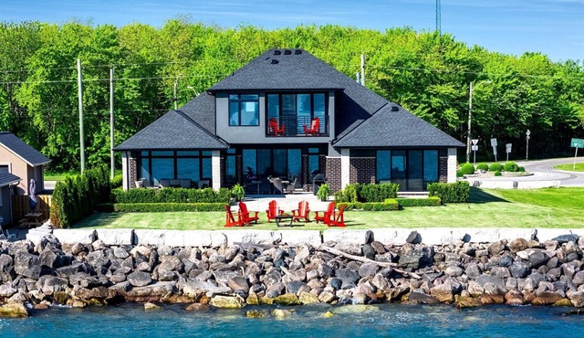 Luxury Vacation Rental with Breathtaking Lake Erie Views in Leamington, Ontario