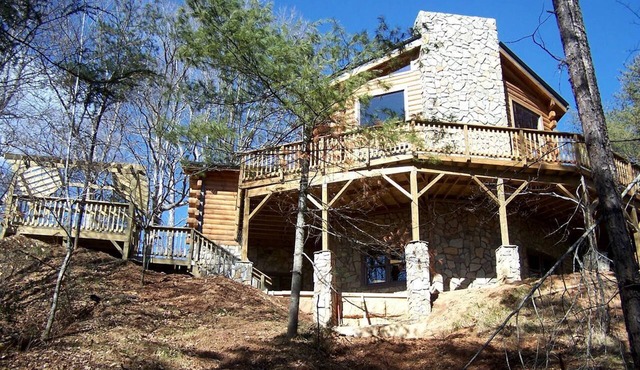Luxury Vacation Rental with a Hot Tub for Rent in Clyde, North Carolina