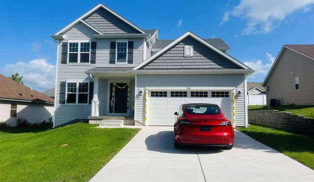 Luxury Vacation Smart Home w/Hot-tub, Home Theatre & XBOX