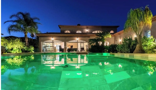 Luxury: Very large villa with private pool, beach and activities