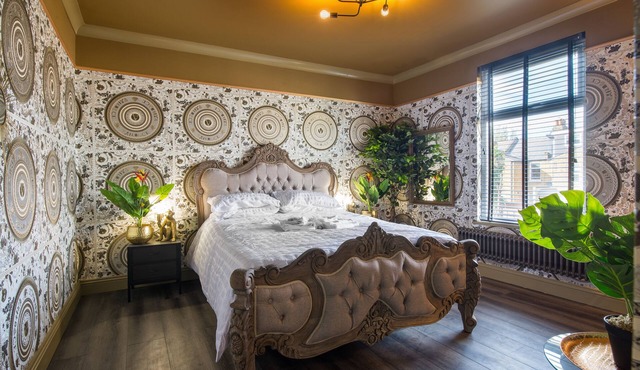 Luxury Versace 1 Bed, Hot Tub, Pool Table, Sky Tv