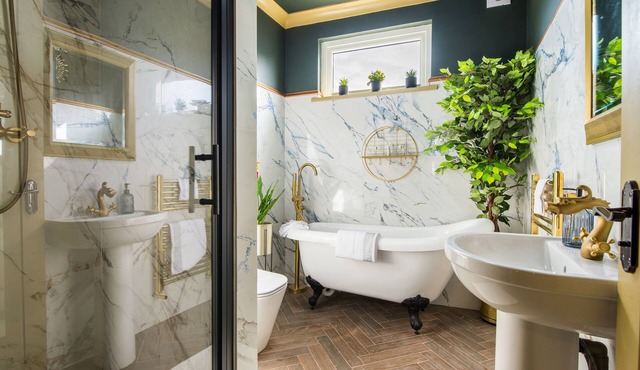 Luxury Versace 2 Bed, Hot Tub, Pool Table, Sky Tv