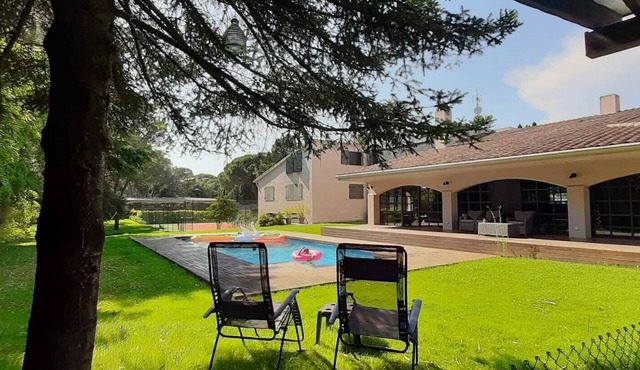 Luxury Villa in Costa Brava with Private Pool, Tennis Court, and Saunan