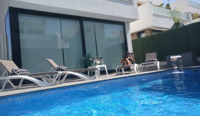 Luxury Villa Pool, 10 mins Walk to Beach & Golf near by