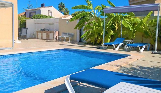 Luxury Villa south facing-Beach 500m-Private heated pool-English TV-WiFi-BBQ