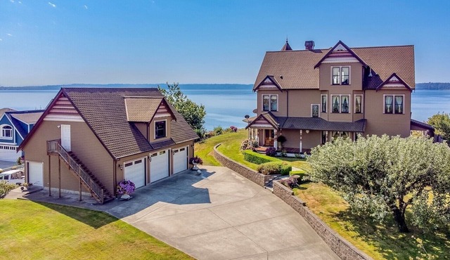 Luxury Victoria Home Bayfront w/Private Beach in the Heart of the City!