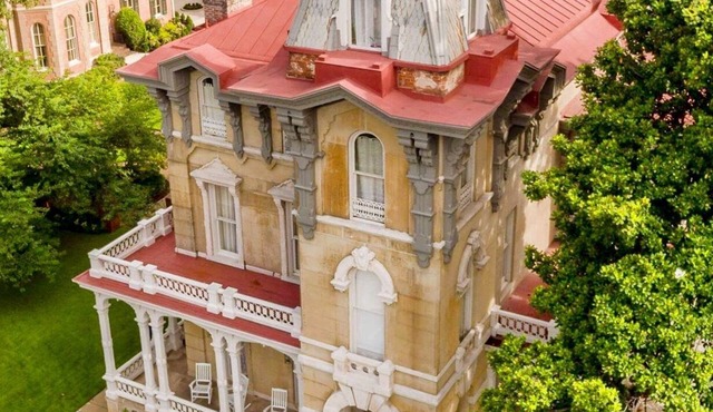 Luxury victorian home with private parking and courtyard