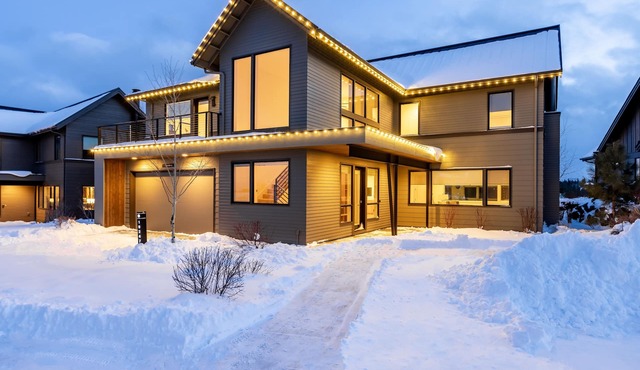 Luxury + views ~ 7 mins to downtown ~ resort ~ hot tub ~ wifi ~ BBQ ~ Bend ~ 🐶