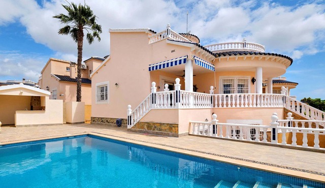 Luxury villa with ample space, own heated pool perfect location in quiet surroundings