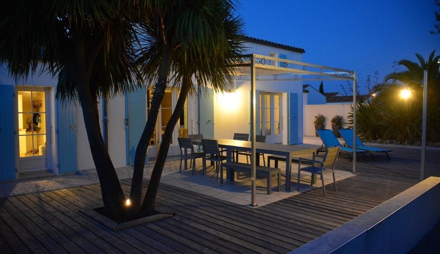 Luxury villa with swimming pool in a quiet and wild environment