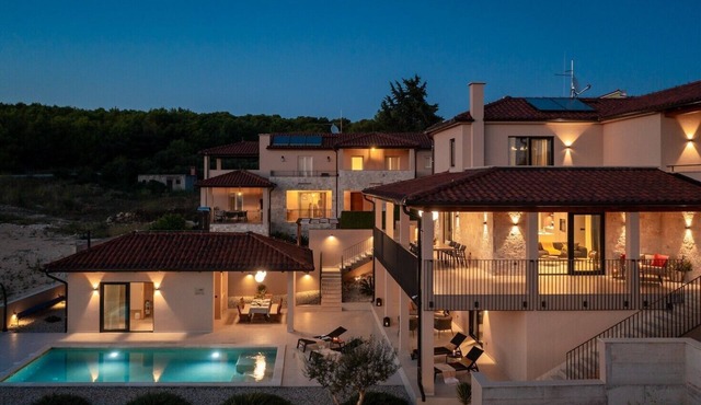 Luxury Villa Wave & San, 2 heated pools, sauna, gym, barbecue, ideal for families