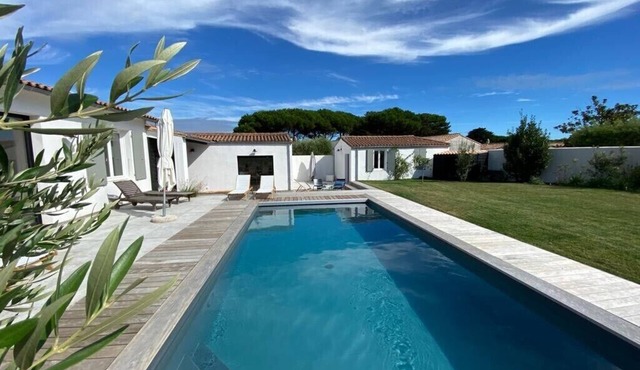 Luxury villa 5mn walk from beaches and shops, 6 bedrooms, swimming pool