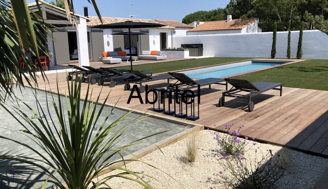 Luxury villa, swimming pool, walking distance to beach and shops, landscaped garden