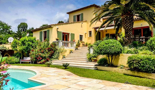 Luxury villa, peaceful central location with AC, SALT POOL