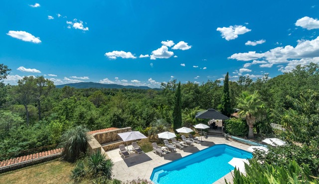 Luxury villa with heated pool, gym, pool table, table tennis, boules, fab views.