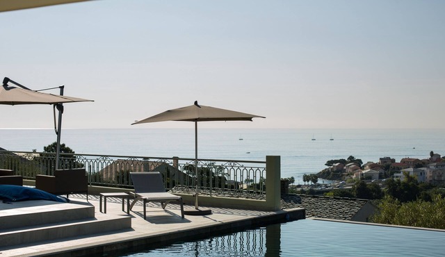 Luxury villa with sea view and swimming pool for 14 people