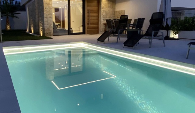 Luxury villa 10 min. to the beach with pool, garden, 3 bedrooms, 3 bathrooms
