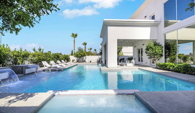 Luxury Villa 10 minutes from the Strip