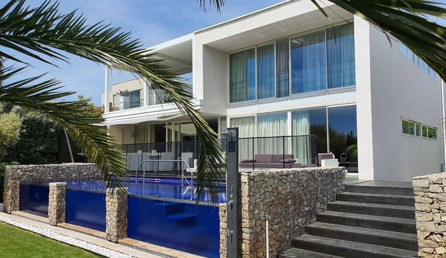 LUXURY VILLA, 10 PEOPLE, FEET IN THE WATER, BEACHFRONT