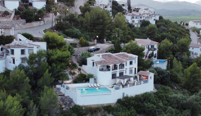 Luxury villa 12-16 Persons with infinity pool, terraces, beautiful views, Denia