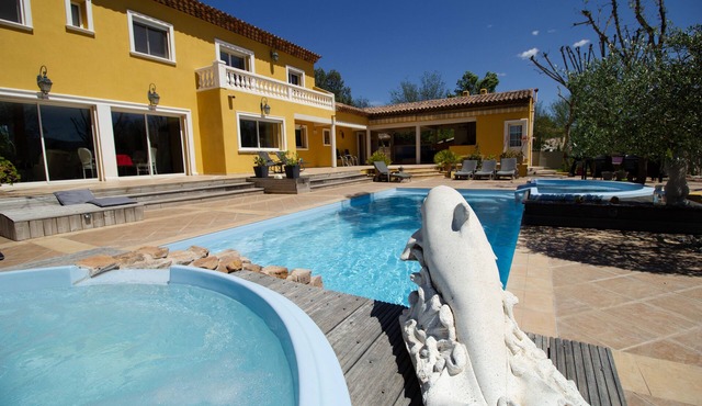 Luxury villa 160 m2 air-conditioned, fenced garden 4000m2, swimming pool, heated jacuzzi, animals