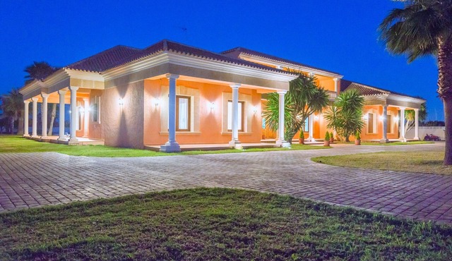 LUXURY VILLA 20 Pax 400m from the sea. 40km from Benidorm.
