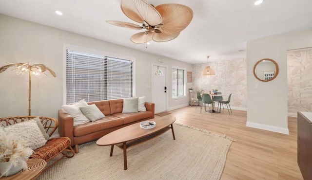 Luxury Villa 3 Blocks to Beach, Saltwater Pool, Outdoor Oasis, firepit, sunlounge's, mini putt and close to all the area has to offer.