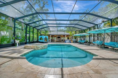 Luxury Villa 4BR 4BA w Pool Near Downtown Tampa