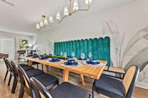 Luxury Villa - 5 BR Heated Pool 5 Min to Beaches