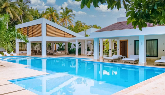 Luxury Villa: 6 Rooms, 12 Pax, Infinity Pool, Hot Tub, Staff, Close to the Beach