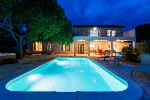 Luxury Villa Agape - heated pool, jacuzzi & peaceful retreat near Zadar