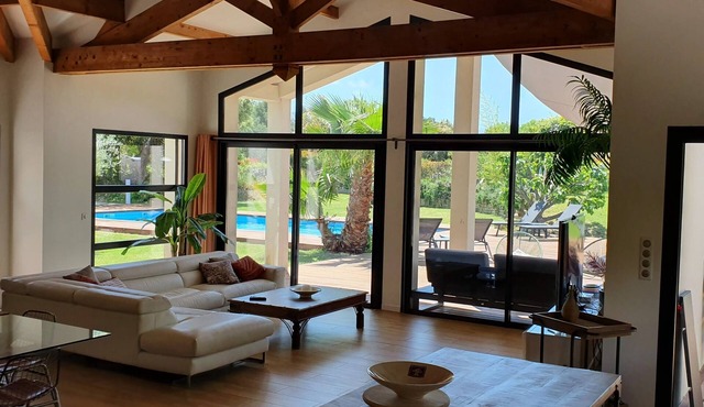 Luxury villa, all bay windows, between village and countryside (30mn from the sea)