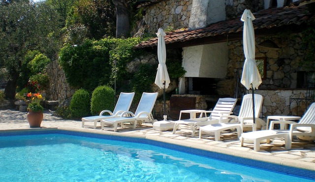 Luxury villa/apart.Private heated pool. 3 mins. to village. 20mins Nice/beach.