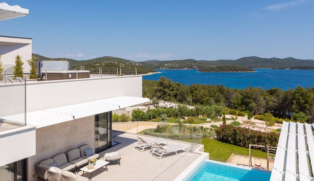 Luxury Villa Aquila with Pool