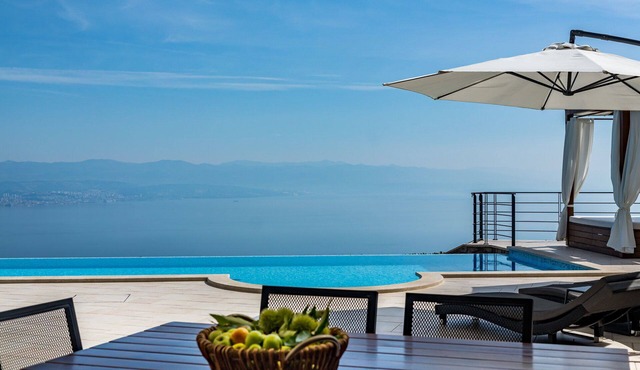 Luxury Villa Arcade with Pool