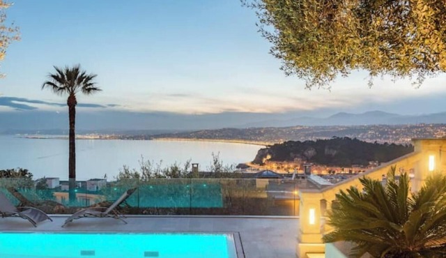 Luxury Villa at Mont Boron, swimming pool overviewing the bay