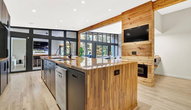 Luxury Villa Atlanta 6 On-Suites, Theater & Chefs Kitchen, Near Truist park