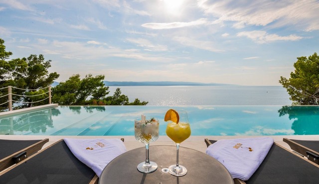 Luxury Villa Bacana near the sea in Brela, sauna, jacuzzi, family, quiet area, heated pool, gym