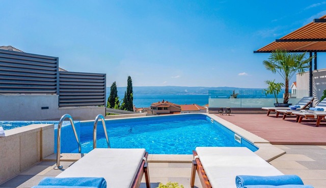 Luxury VILLA BANE, heated private pool and jacuzzi, sandy beach 120m far, 12 pax