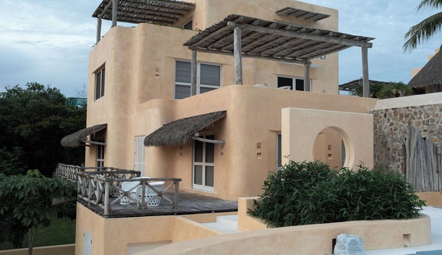 Luxury Villa: Beachfront & Premium Services