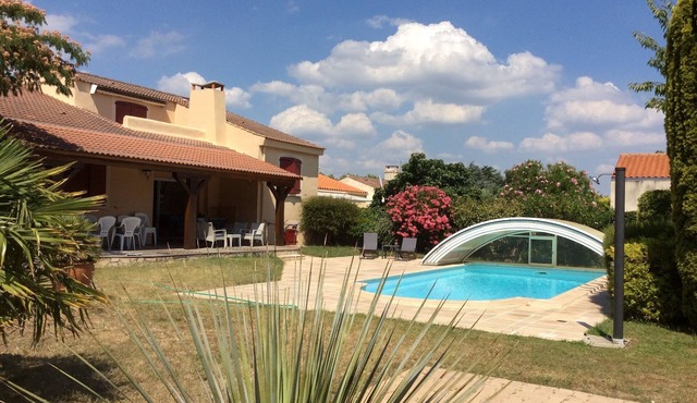 Luxury villa, beautiful swimming pool and wooded grounds. With Wifi.