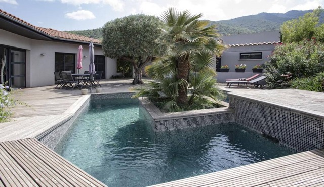 Luxury villa between sea and mountains