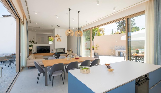 Luxury Villa Blue heated pool, sauna, tennis court, mini golf, stylish, family, panoramic view