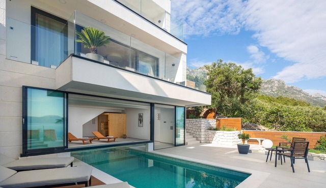 LUXURY VILLA BLUE MOON