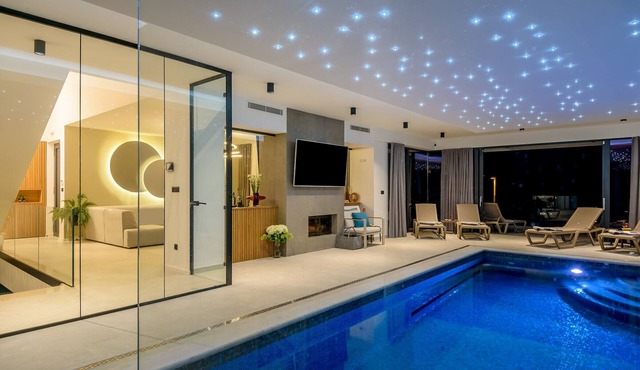 Luxury Villa Cherry with indoor pool and outdoor jacuzzi
