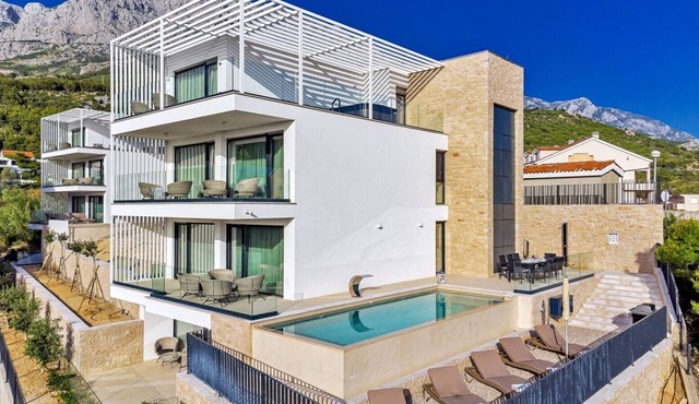 Luxury Villa Delight I – Promajna, Heated Pool