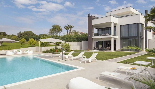 Luxury Villa Deluxe Pula with Heated Pool