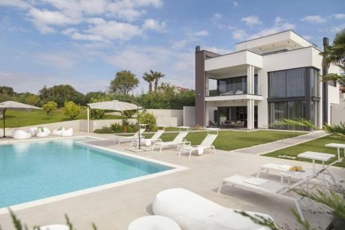 Luxury Villa Deluxe Pula with heated pool in Istria