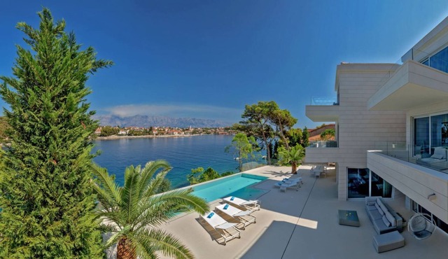 Luxury villa directly on the beach, sun loungers, kayak, sauna, infinity pool