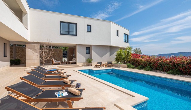Luxury Villa Encanto with Heated Pool